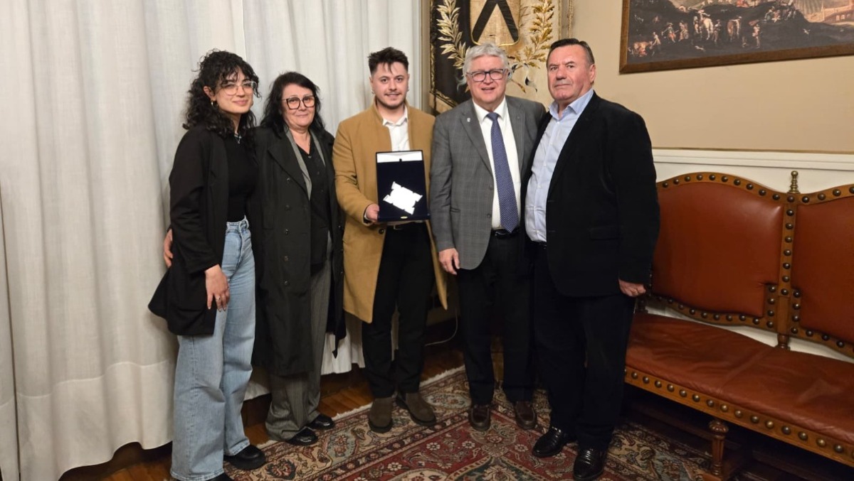 Si gettò nella roggia per tentare di salvare un uomo: il sindaco premia Endrit Dedaj