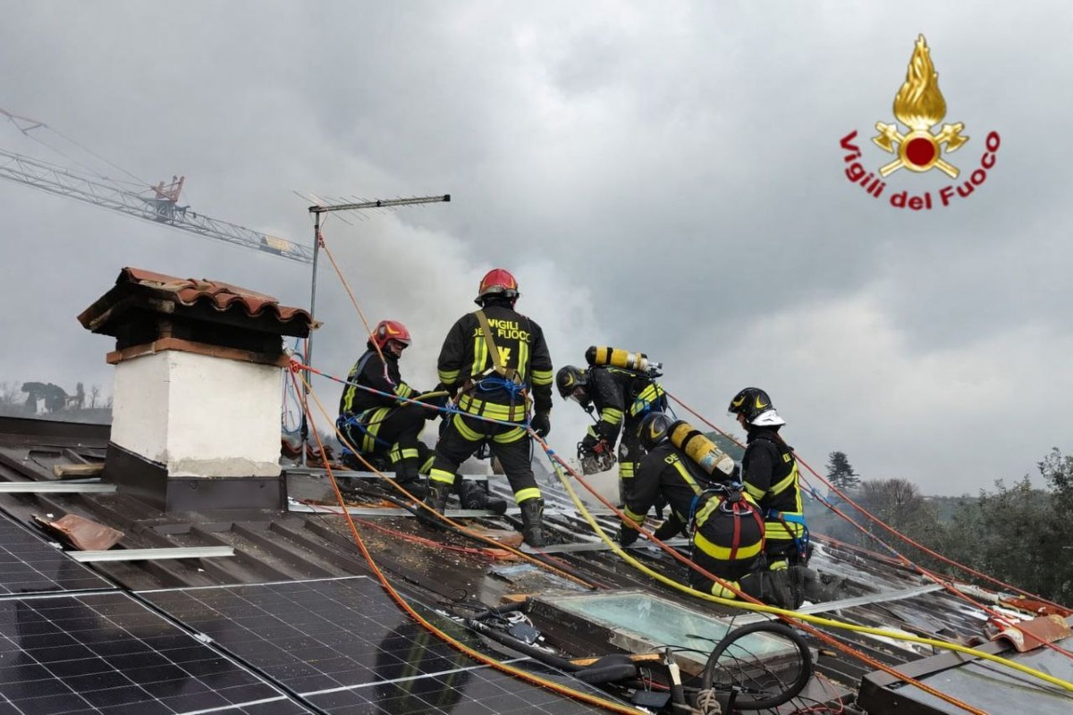 Fiamme sul tetto di una casa: rimossi i pannelli fotovoltaici per domare l’incendio. Danni ingenti