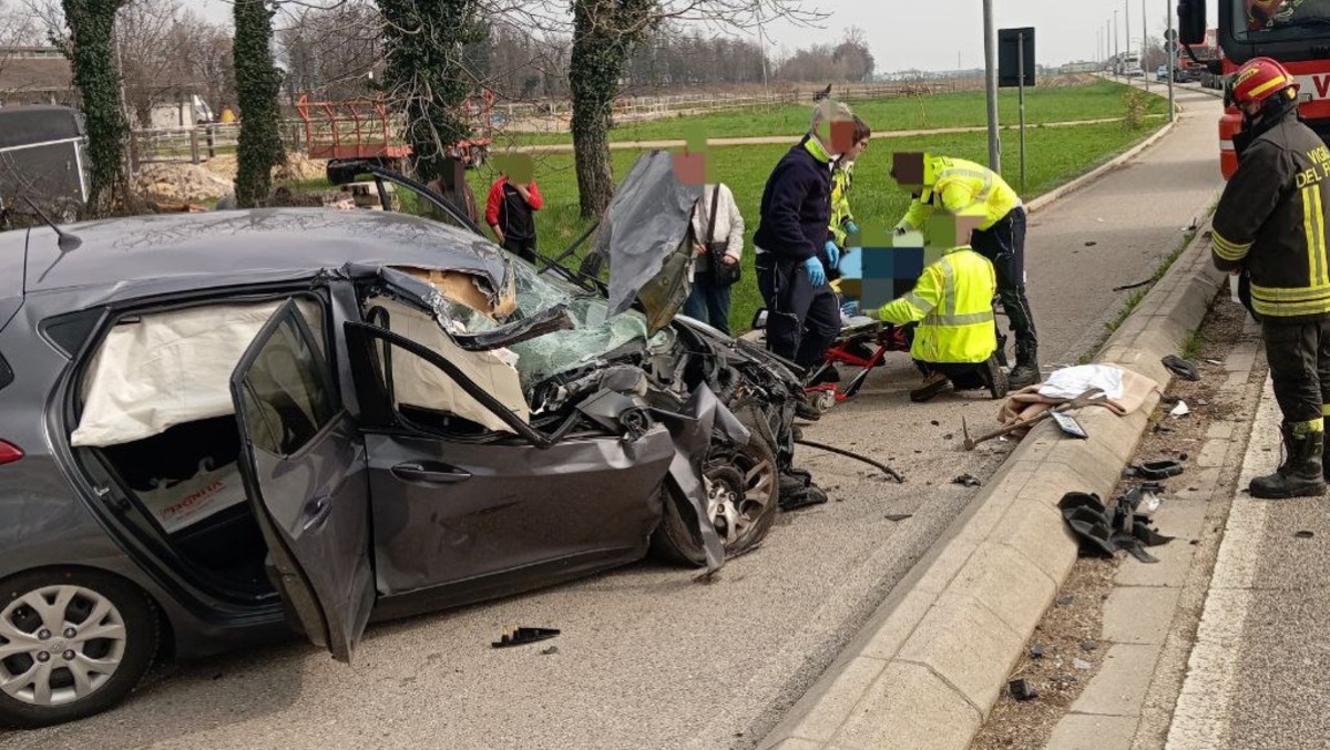 Scontro frontale tra auto e camion: due donne ferite, una estratta dalle lamiere