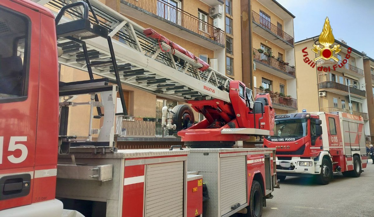 Paura in città:  fiamme dal materasso, casa invasa dal fumo - 
