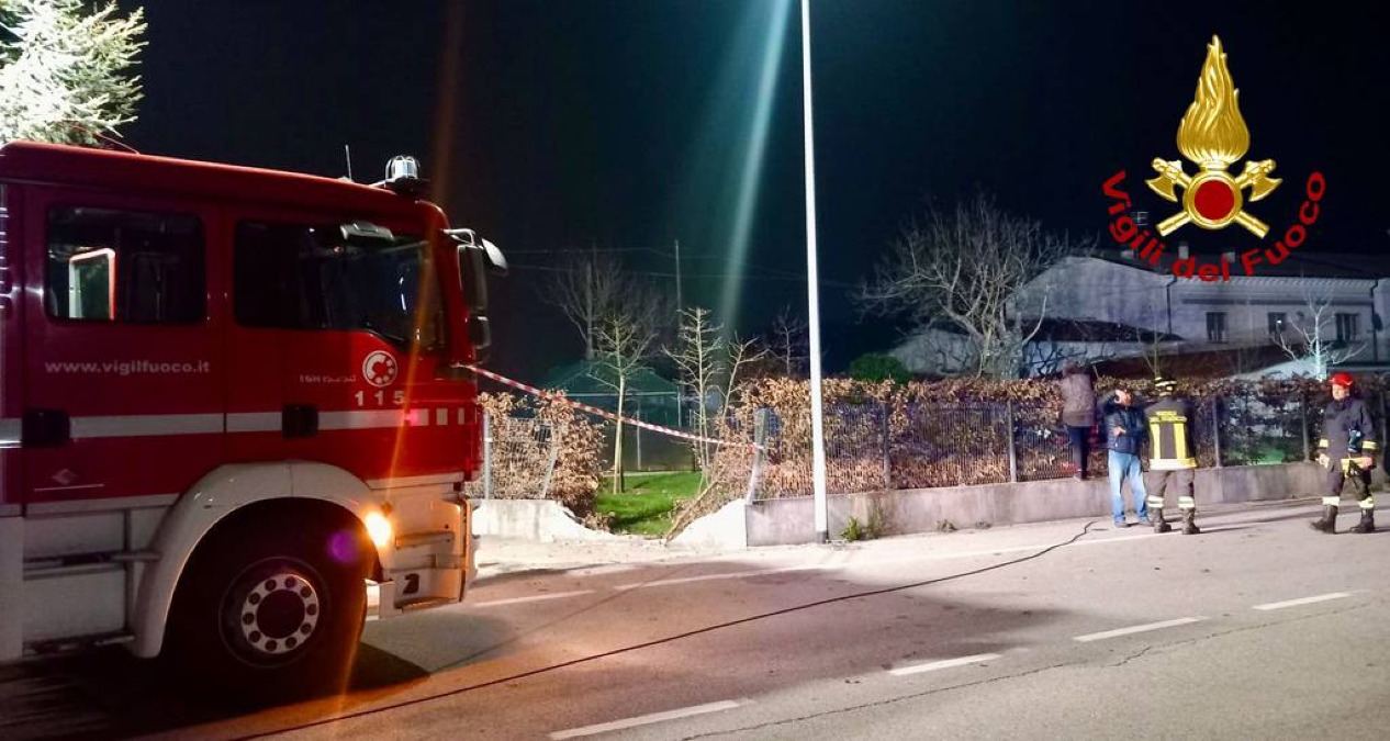 Auto sfonda la recinzione e finisce ribaltata in un giardino: conducente intrappolato | VIDEO - 