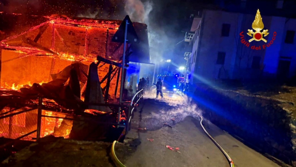 Tremendo incendio in un palazzo: distrutto un tabià, 13 evacuati in piena notte - 