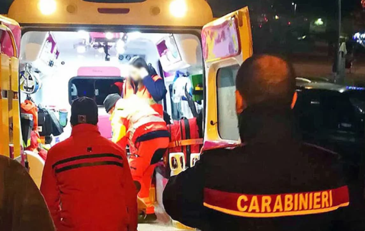 Fugge dai carabinieri, poi l'incidente: si schianta contro un muretto - 