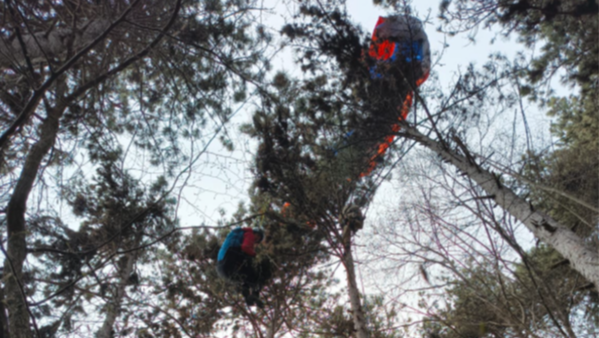 Pomeriggio di paura per un 48enne: rimane sospeso a 20 metri d’altezza - 