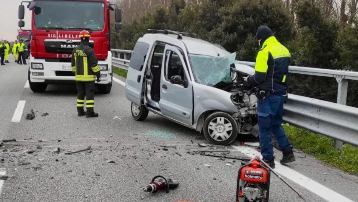  Frontale tra auto e mezzo pesante: un morto, traffico paralizzato - 
