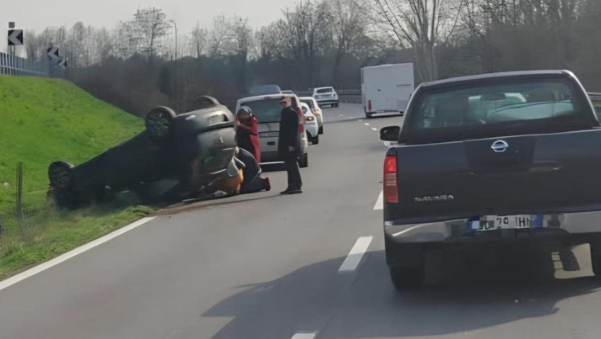 Udine, tamponamento in tangenziale: auto si ribalta, 2 feriti - 