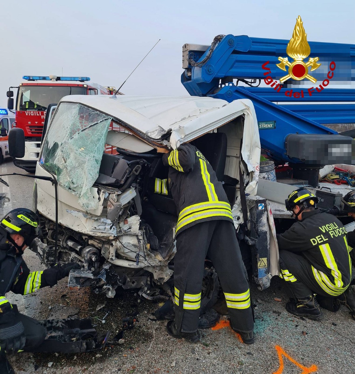 Mezzo pesante con piattaforma aerea piomba contro un muro: grave il conducente - 