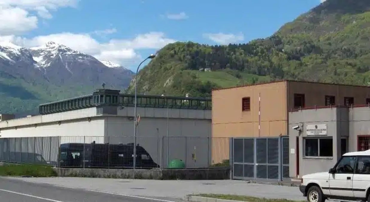 Friuli, violenza in carcere: detenuto prende a calci un agente