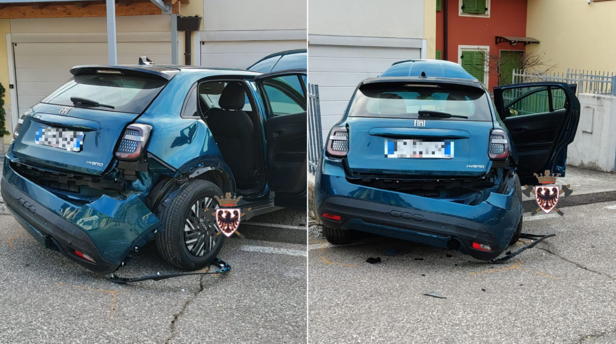 Scontro tra due auto in pieno centro: tre feriti - 