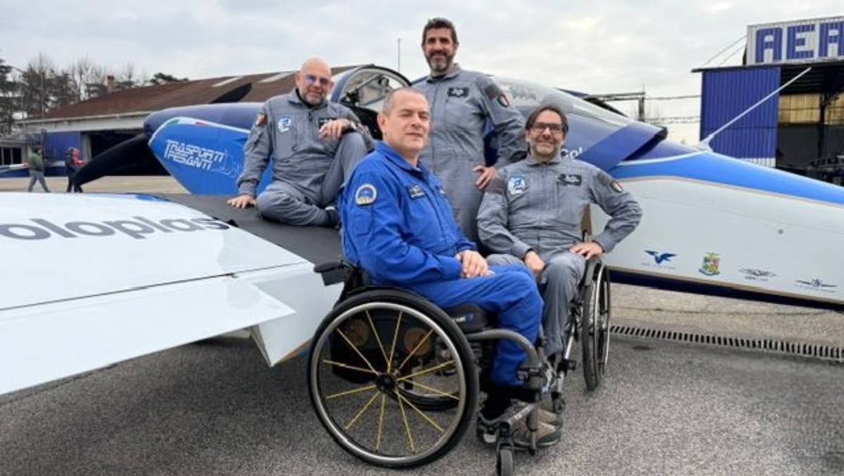 Piloti in carrozzina sopra l'Arena di Verona: sorvolo storico per i Giochi Paralimpici - 