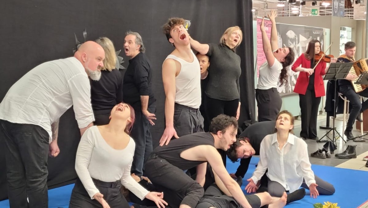 Guernica prende vita al Centro Meduna: il tableau vivant che fa riflettere sulla guerra - 