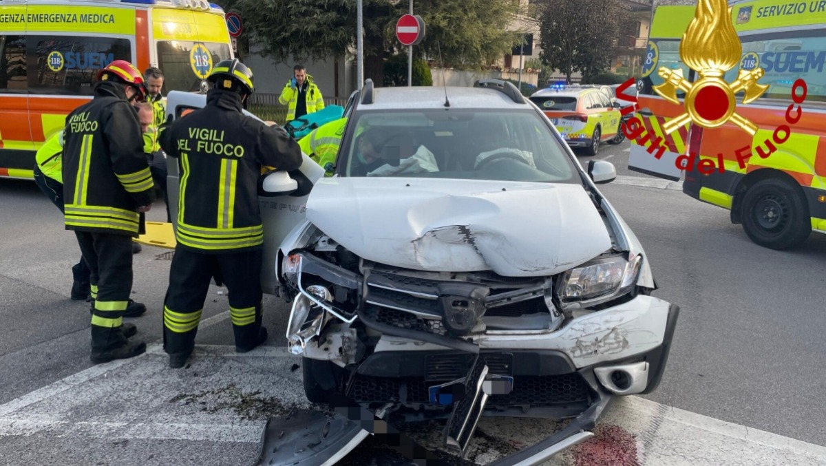 Scontro tra auto e furgone: quattro feriti e traffico in tilt - 