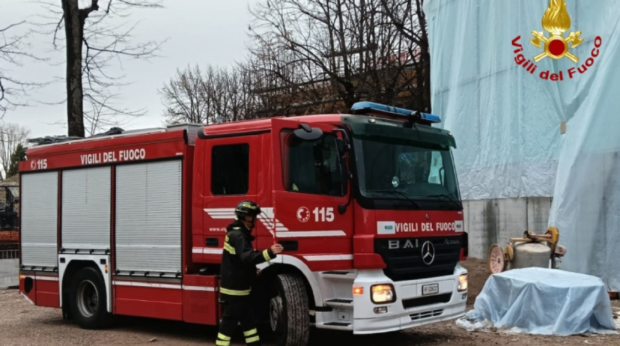Tubo precipita e lo colpisce alla testa: operaio si accascia a terra davanti ai colleghi - 