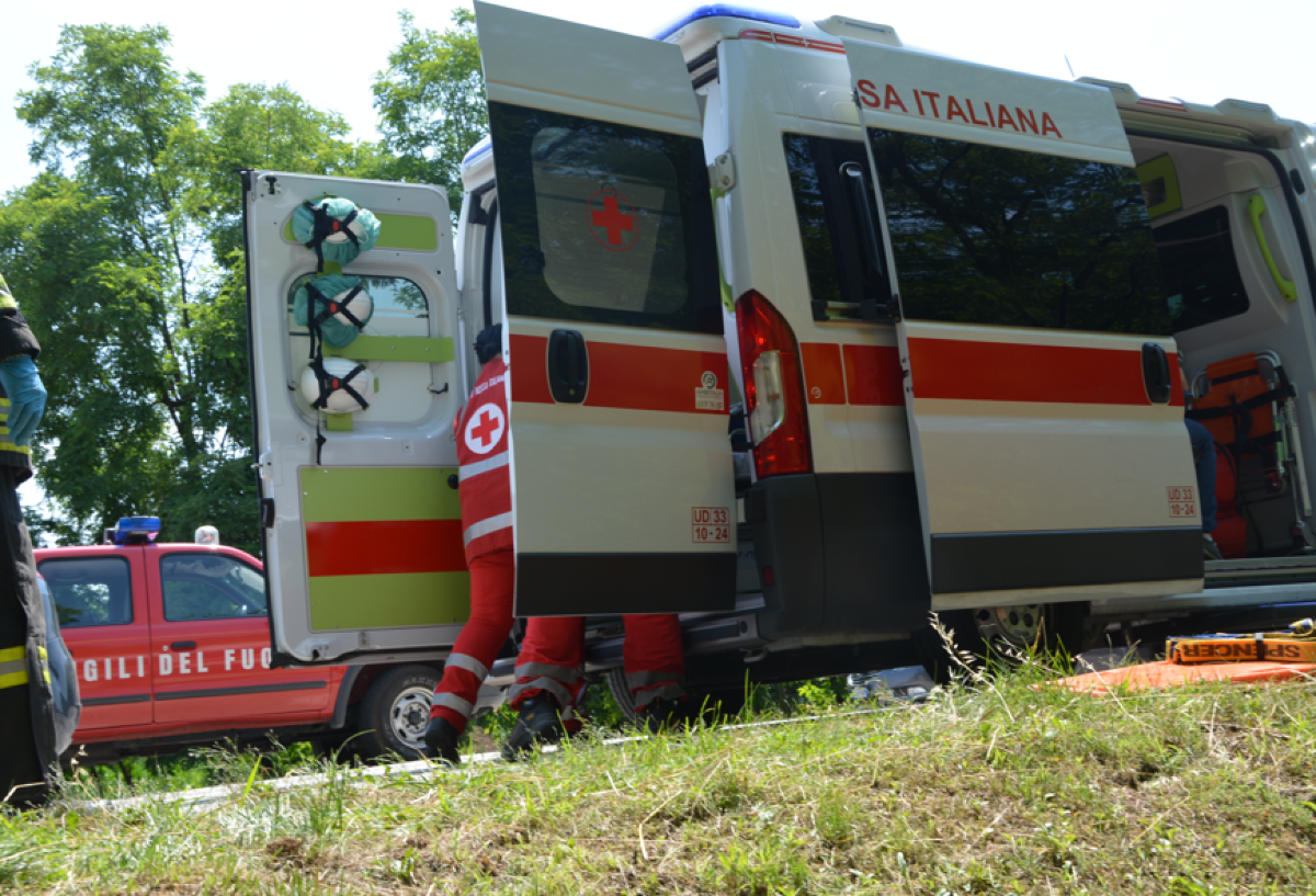 Investita da un furgone: morta una donna, strada chiusa al traffico - 
