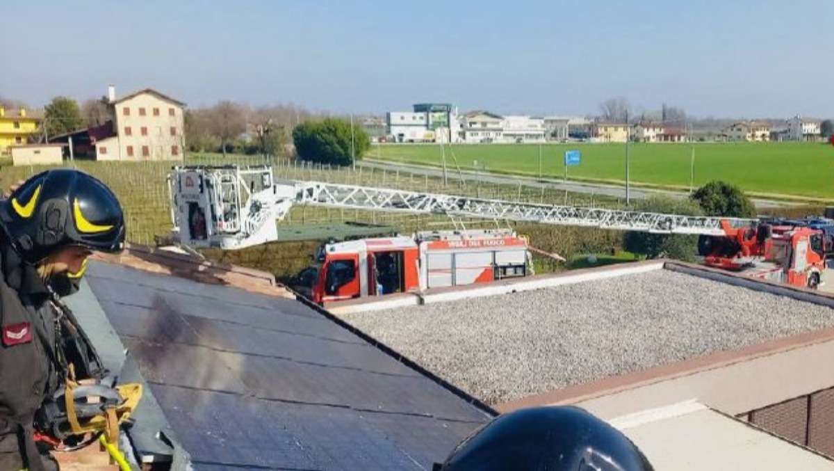 A fuoco i pannelli fotovoltaici sul tetto di una casa: i pompieri evitano il peggio - 