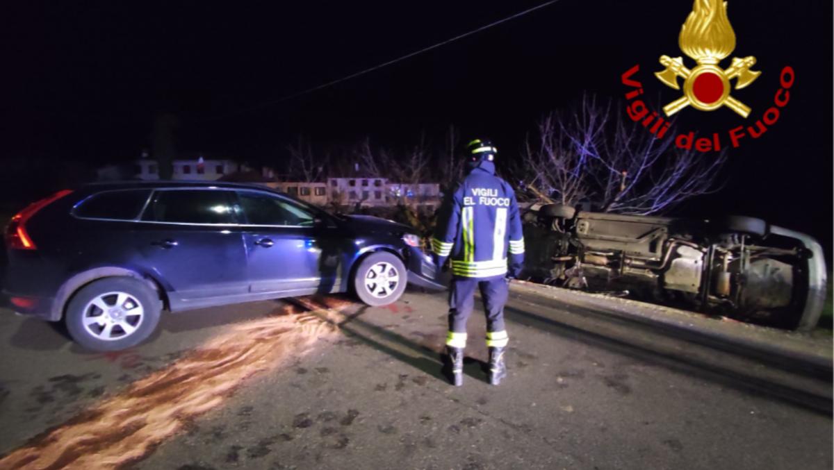 Frontale nella notte: auto finisce fuori strada e si ribalta - Le immagini del frontale nella notte