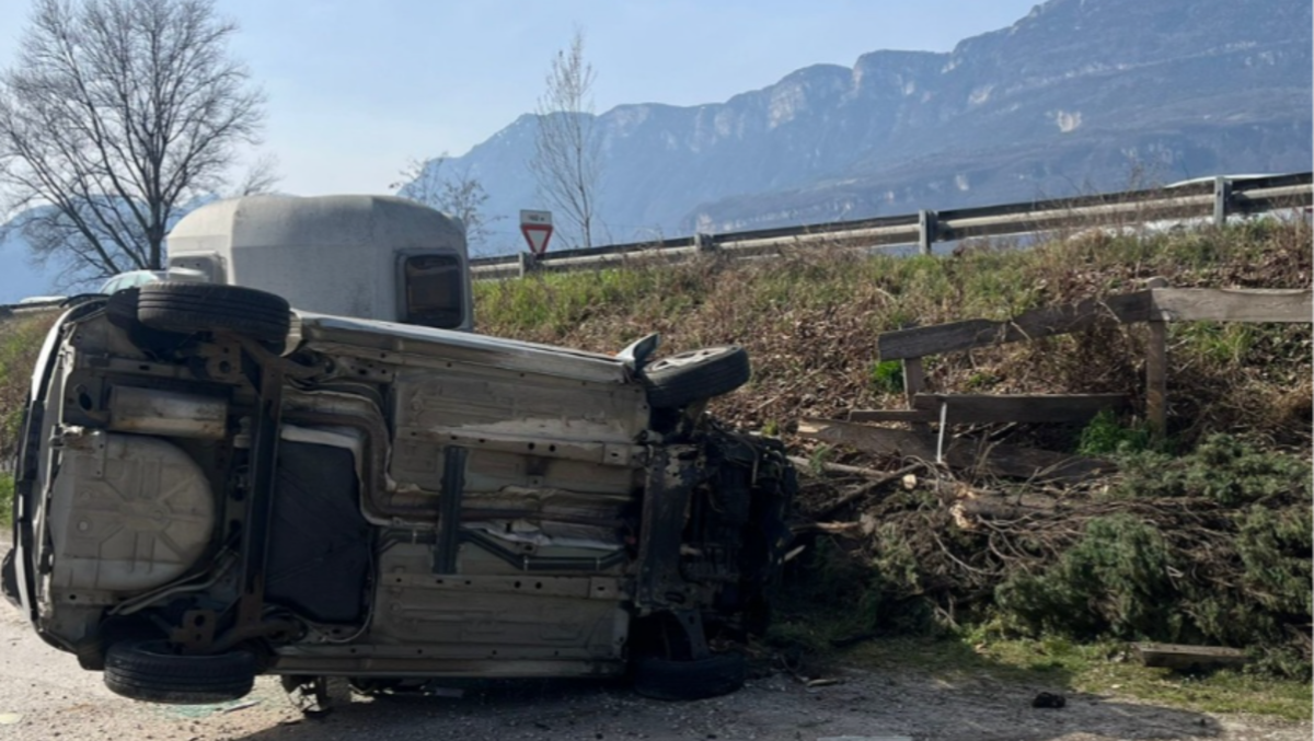 Auto sulla statale esce di strada e precipita nel parcheggio sottostante - Le immagini dei Vigili del Fuoco di Egna