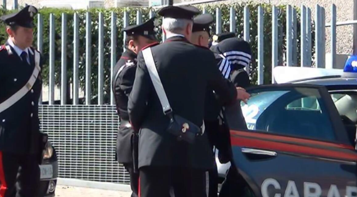 Choc in pieno centro: si avvicina a una donna e le ruba l’iPhone - 