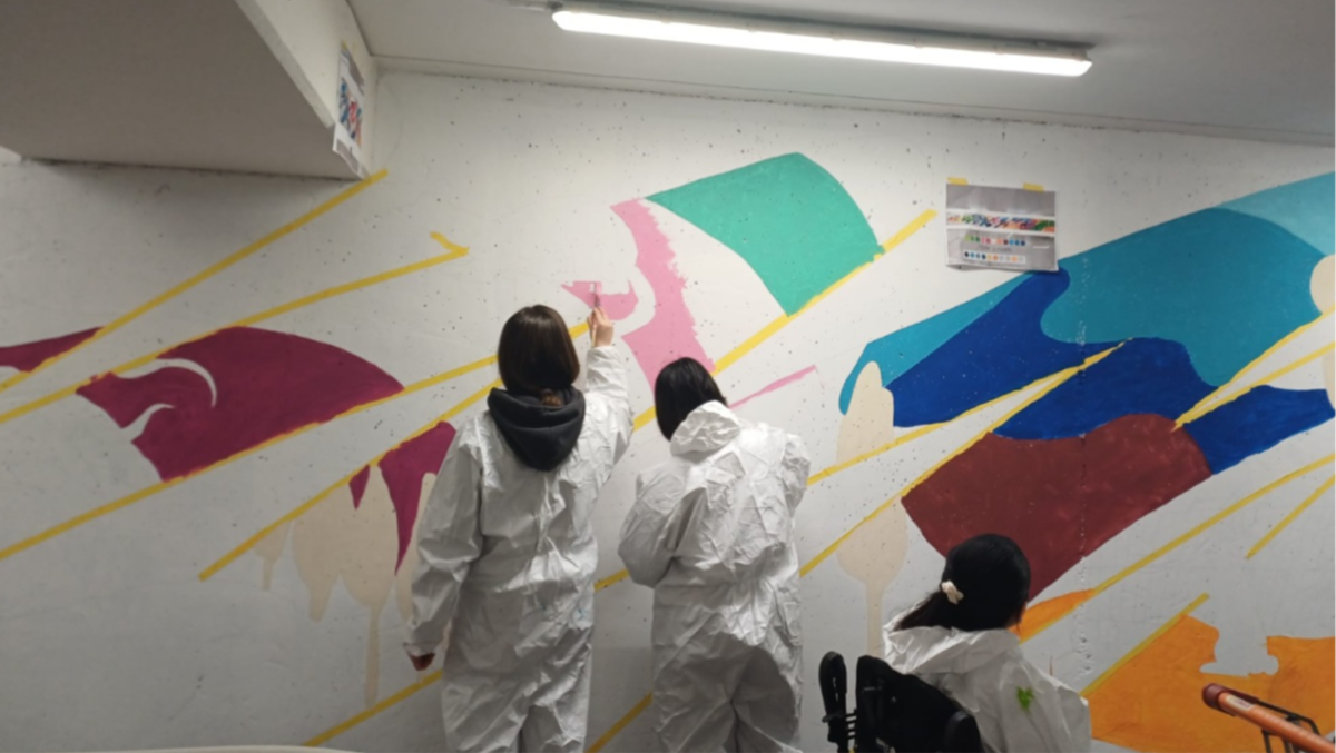 “Lasciamo il segno?”: il nuovo murale degli studenti del Kennedy all’Airone Shopping Center - 