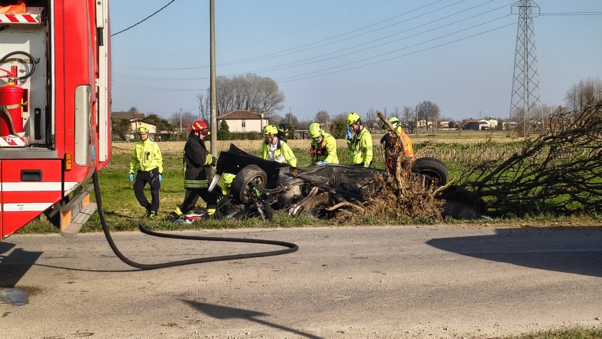 Schianto contro un albero: un ferito grave, trasportato in elicottero all'ospedale | FOTO - 
