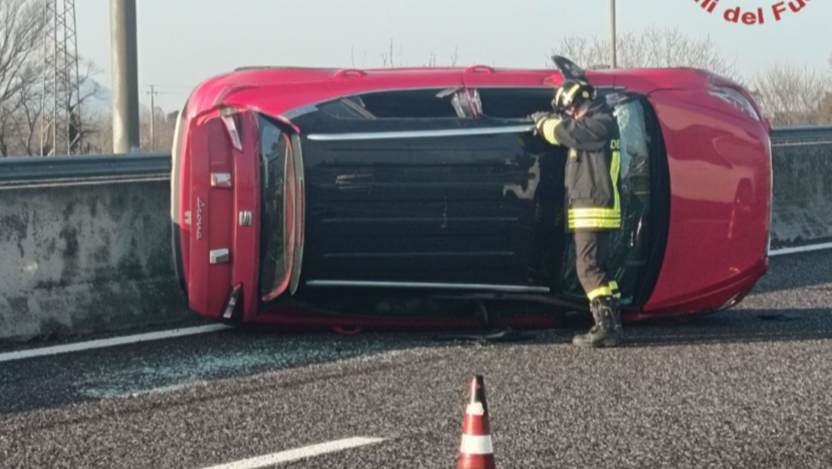 Scontro tra due auto in autostrada, una si ribalta: 2 feriti, tra loro un bambino - 