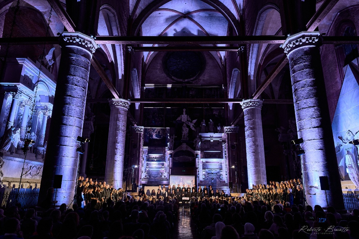 Venezia, la Big Vocal Orchestra canta ai Frari: Messa solenne con oltre 200 voci - 