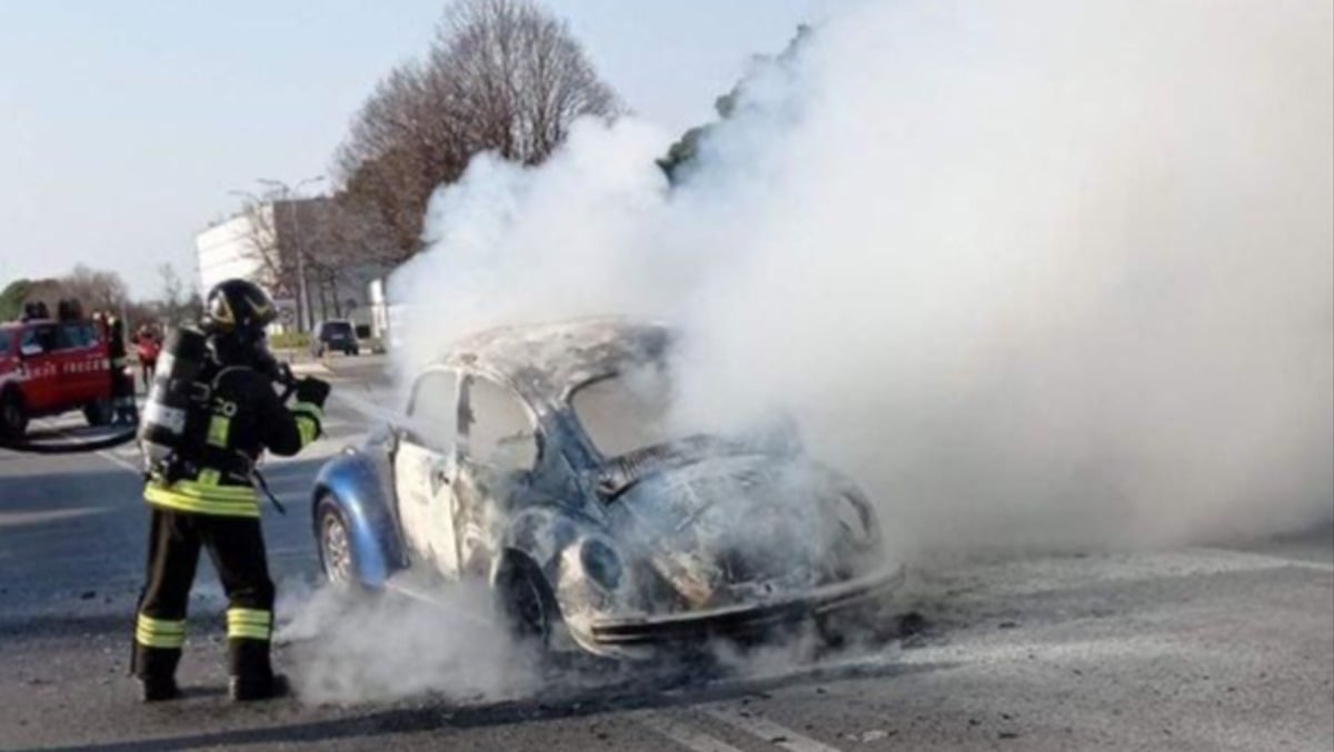Buttrio, auto in fiamme davanti alla Danieli  - 