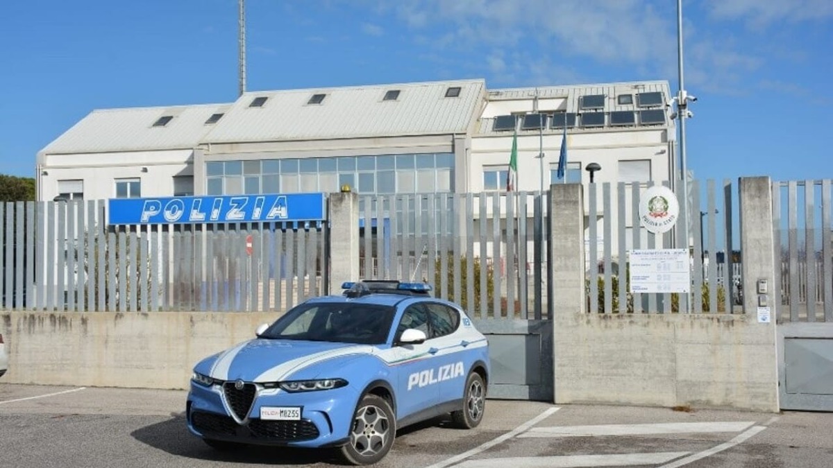 Sfondano il vetro e iniziano ad abitare in una casa vacanze: denunciati occupatori abusivi - 