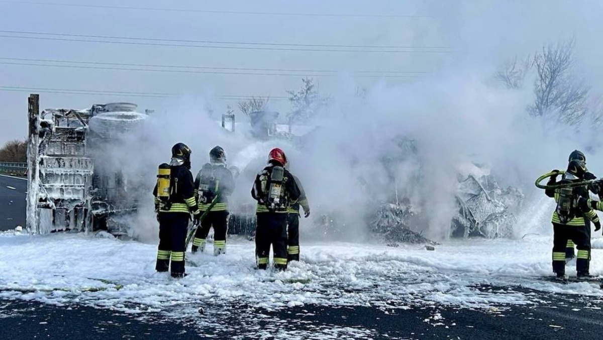 Camion carico di merci pericolose si ribalta e prende fuoco in A4: autostrada chiusa | VIDEO - 