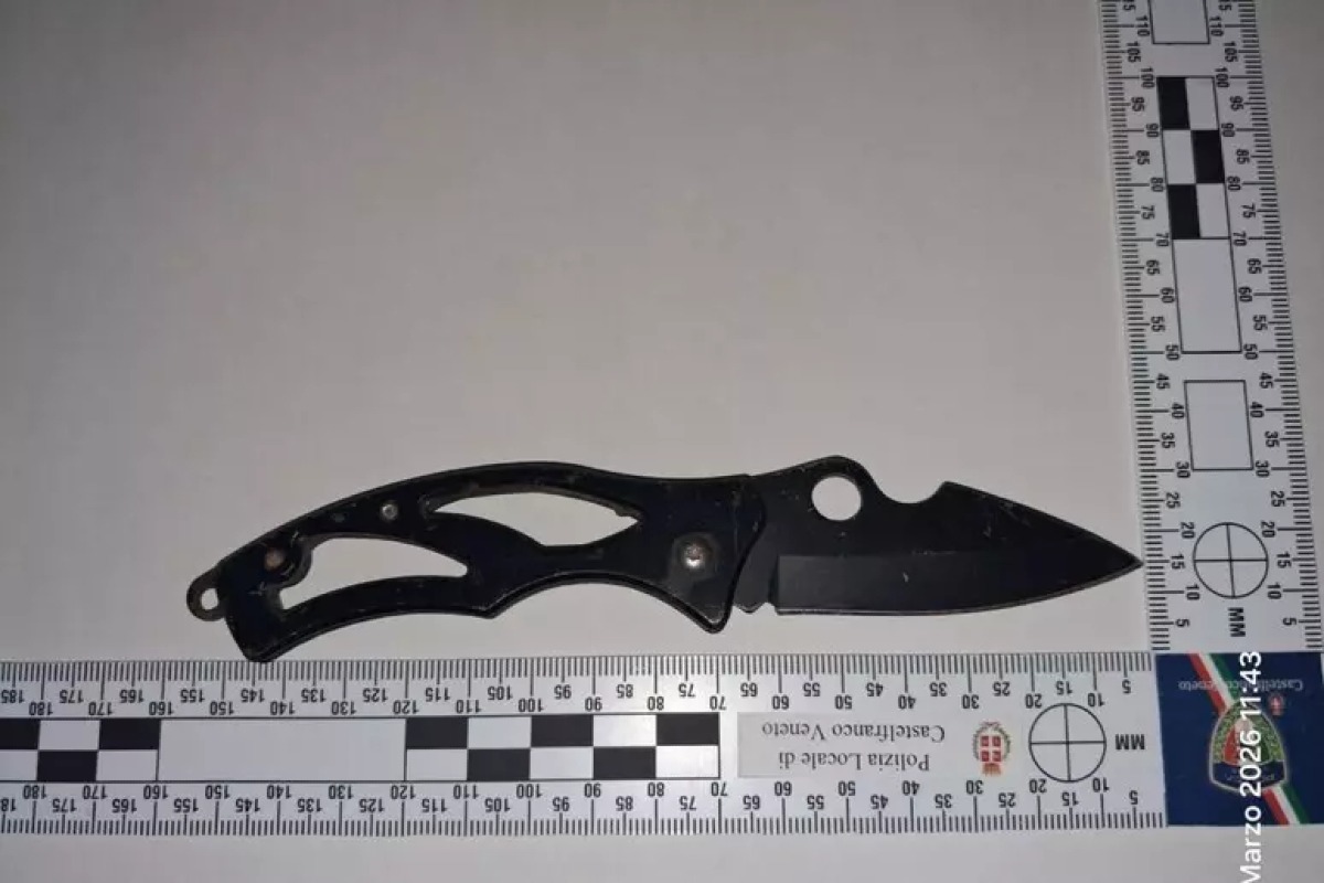 Armi bianche nascoste nel campo sportivo: scatta il sequestro - 