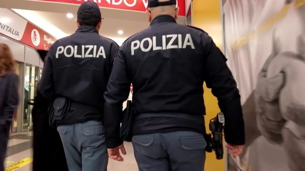 Borseggia una donna in stazione e tenta la fuga: preso, sarà espulso dall'Italia - 