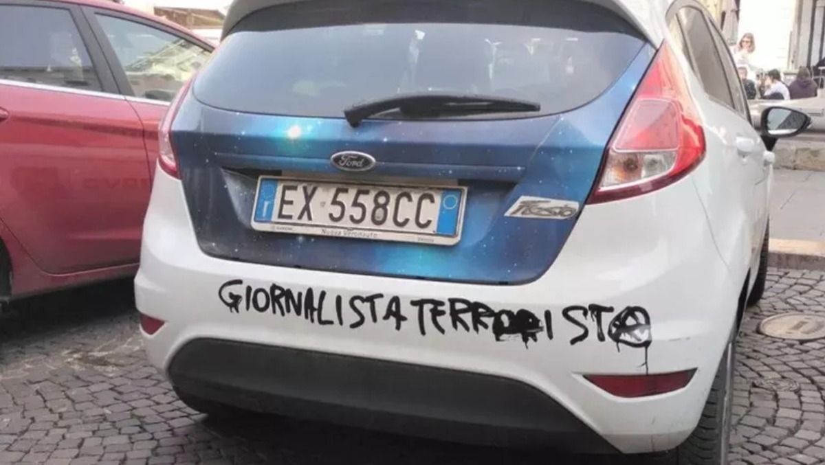 Auto di una tv locale imbrattata dai vandali: "giornalista terrorista" sul paraurti - 