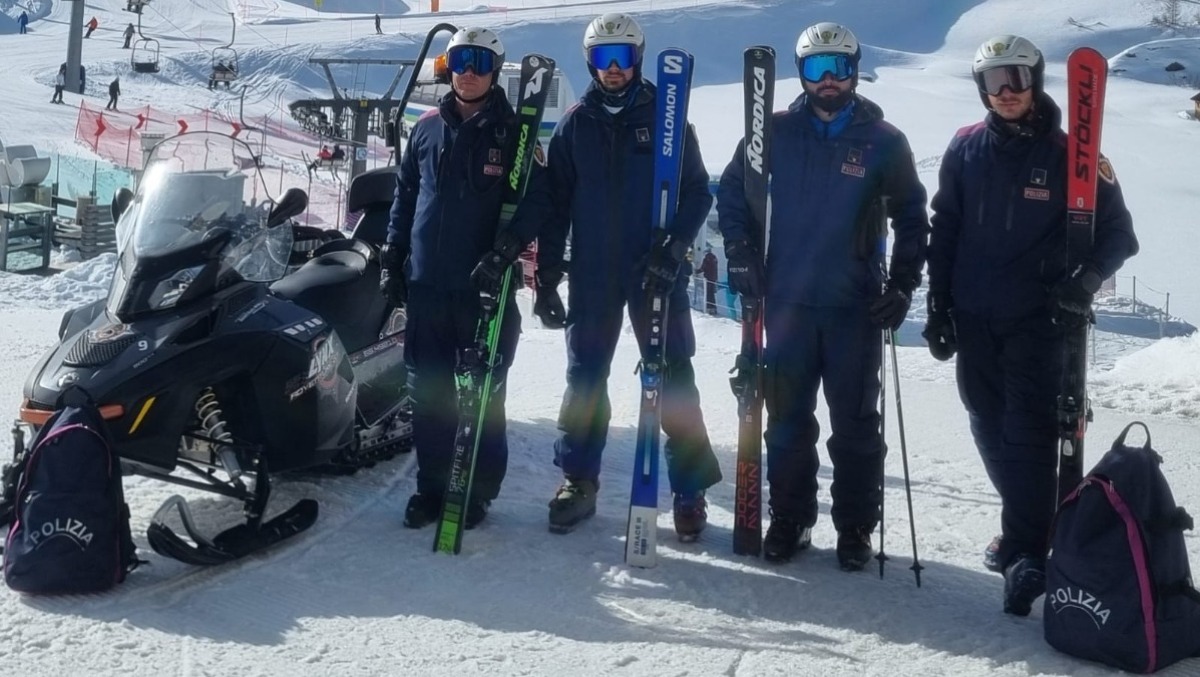 Cade sulle piste e va in arresto cardiaco: turista salvato dai poliziotti sciatori - 
