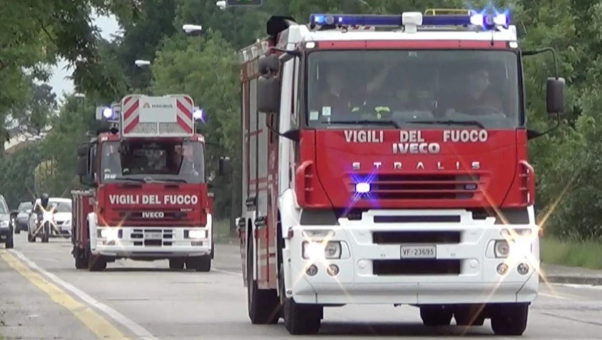 Tremendo frontale in Friuli: fumo da un'auto, tre feriti