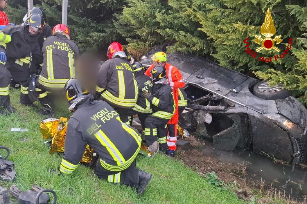 Auto con 7 persone a bordo finisce nel fossato: maxi intervento per estrarli  - 
