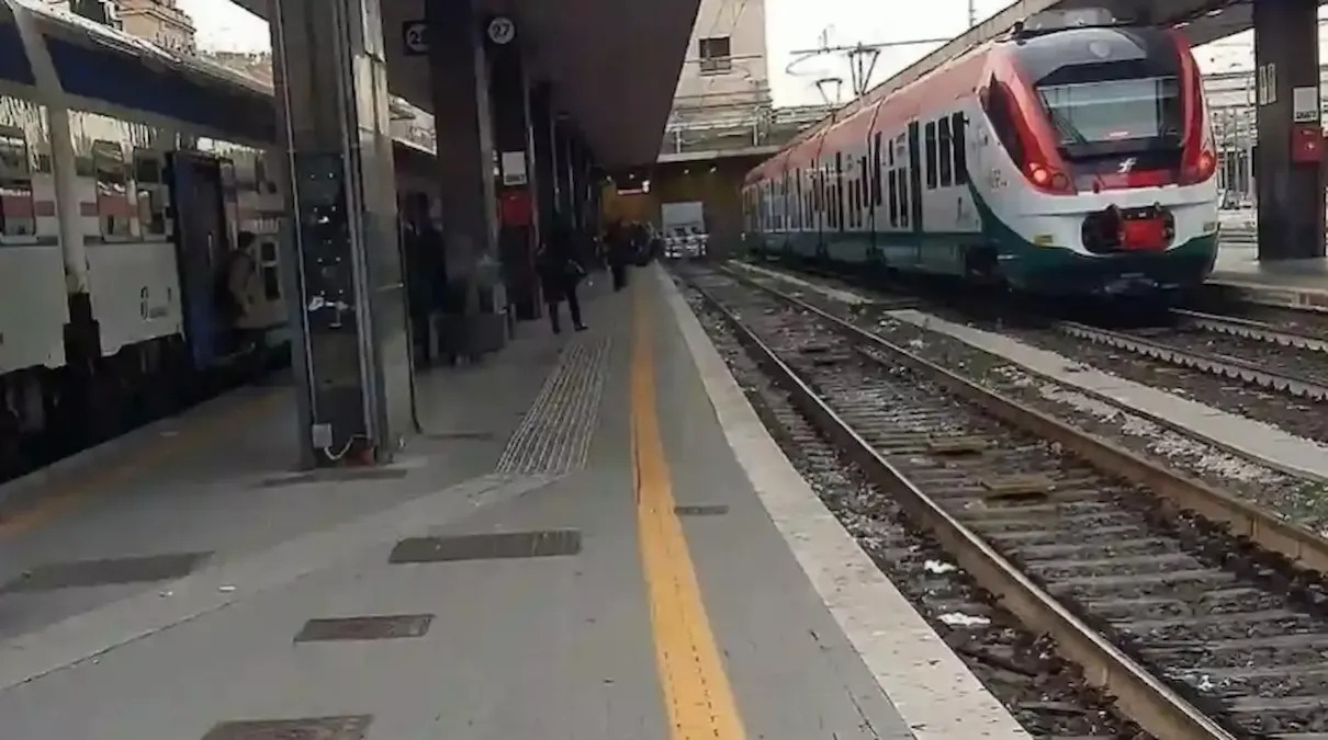 Tragedia sui binari del FVG: persona investita da un treno, muore sul colpo - 