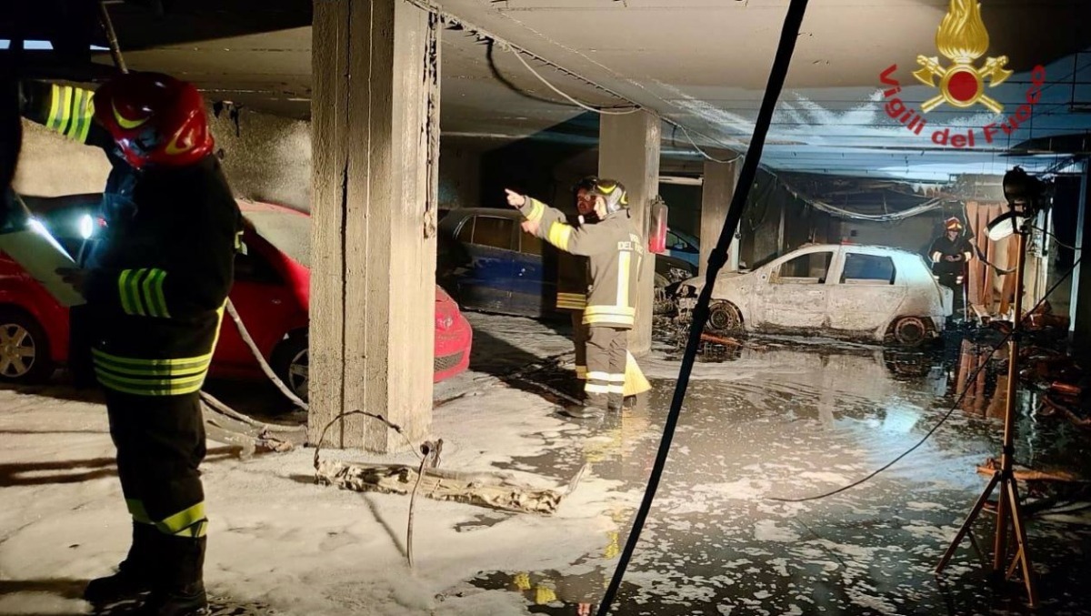 Maxi-incendio in una palazzina all'alba: 15 intossicati, tre sono minori - 