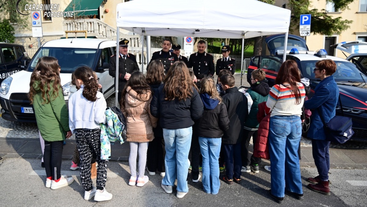 Caneva, studenti in piazza con i Carabinieri per imparare la sicurezza stradale - 