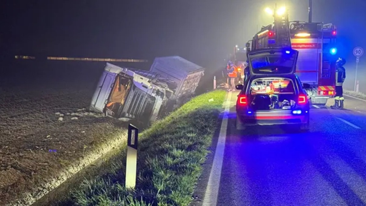 Camion carico di polli si ribalta in Friuli: autista ferito, morti migliaia di animali - 