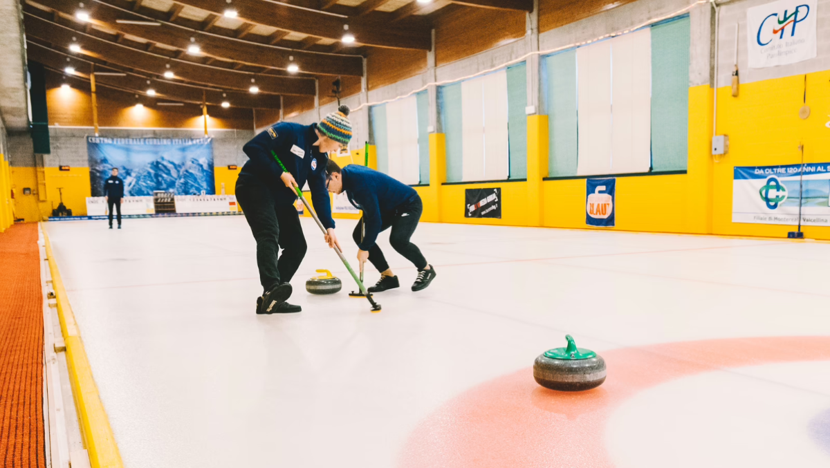 Effetto Milano-Cortina sul curling: boom al Palaghiaccio di Claut - 