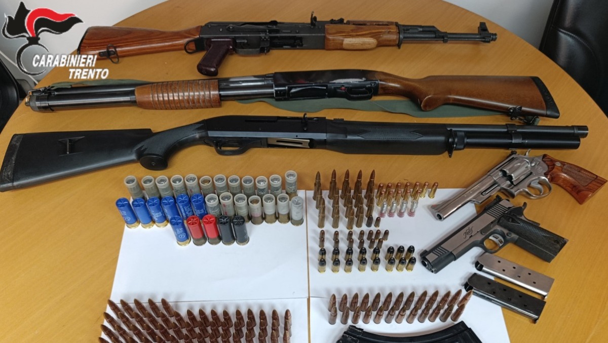 In garage aveva un arsenale abusivo: ecco cos'hanno trovato gli agenti - 