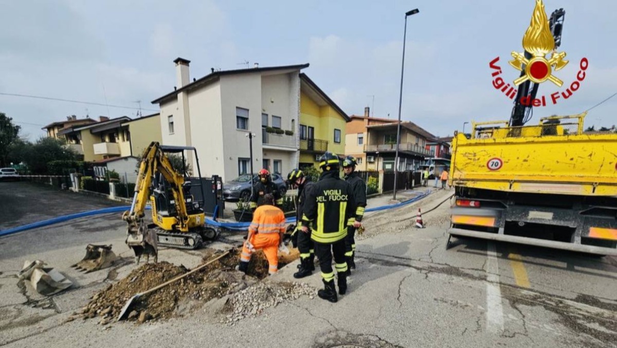Perde una tubatura, fuga di gas in strada: transennata l'area | FOTO - 