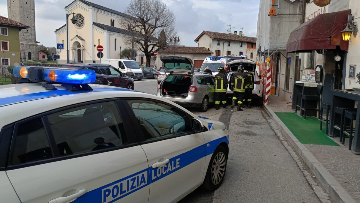 Paura a Campoformido, auto fuori controllo centra un suv e lo spinge contro un ponteggio