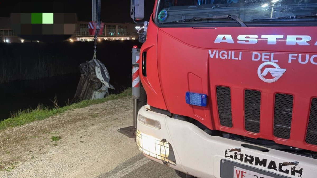 Perde il controllo dell'auto e finisce nel canale - 