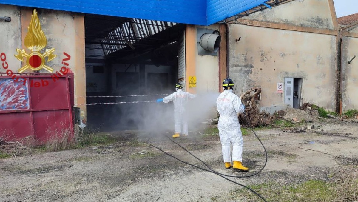 Polveri di amianto in uno stabile: ore di lavoro per abbatterle | GALLERY - 