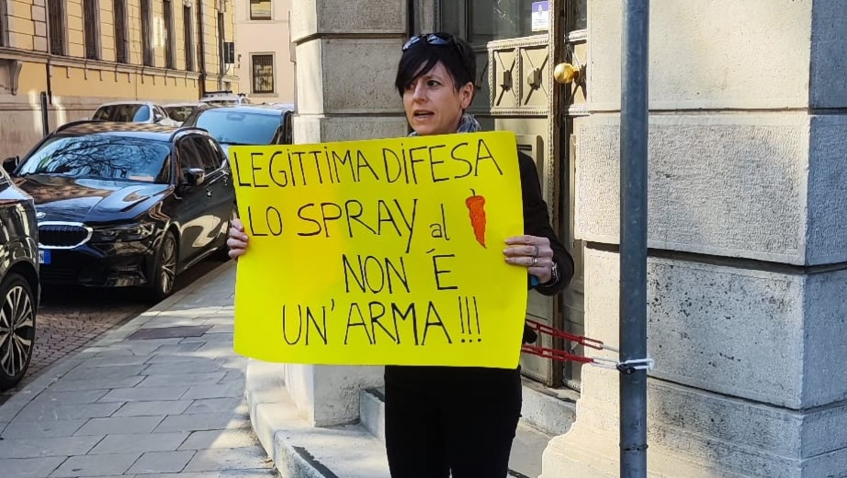 Indagata per possesso di spray al peperoncino: giornalista si incatena per protesta - 