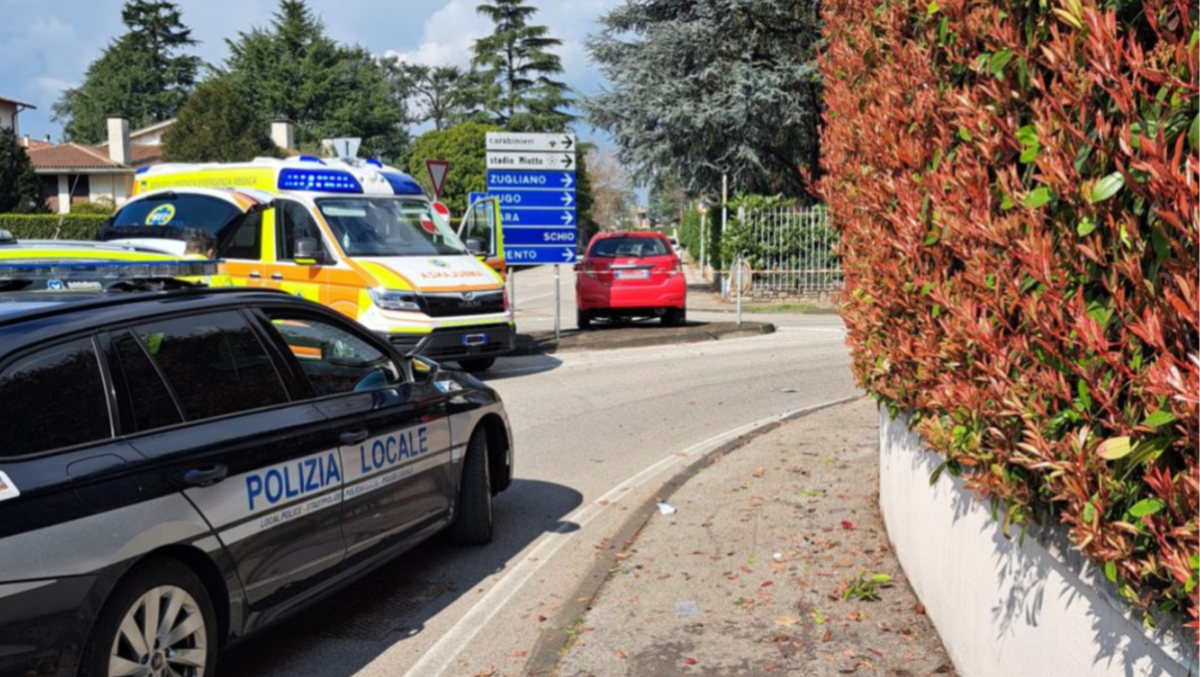 Auto finisce sul marciapiede e investe marito e moglie in pieno centro - 