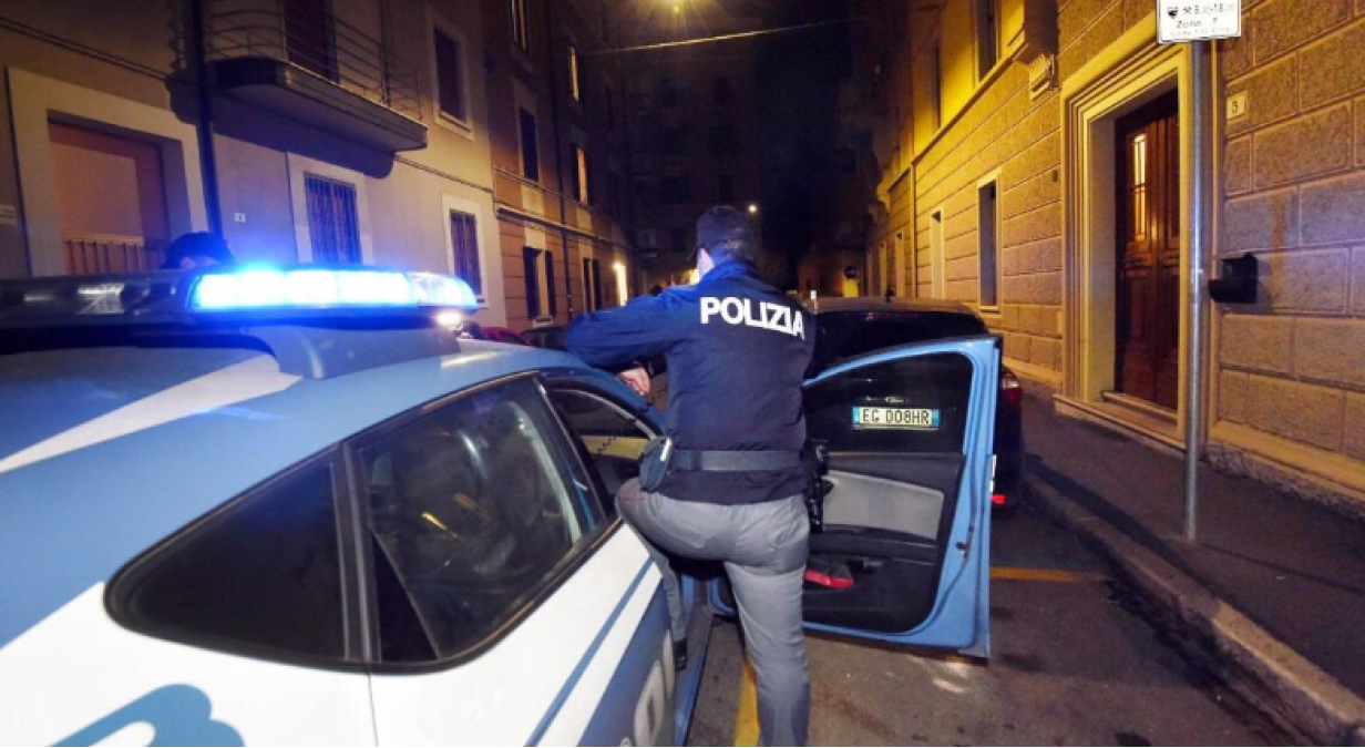 Tenta di rapire una bimba di 2 anni dalle braccia della madre