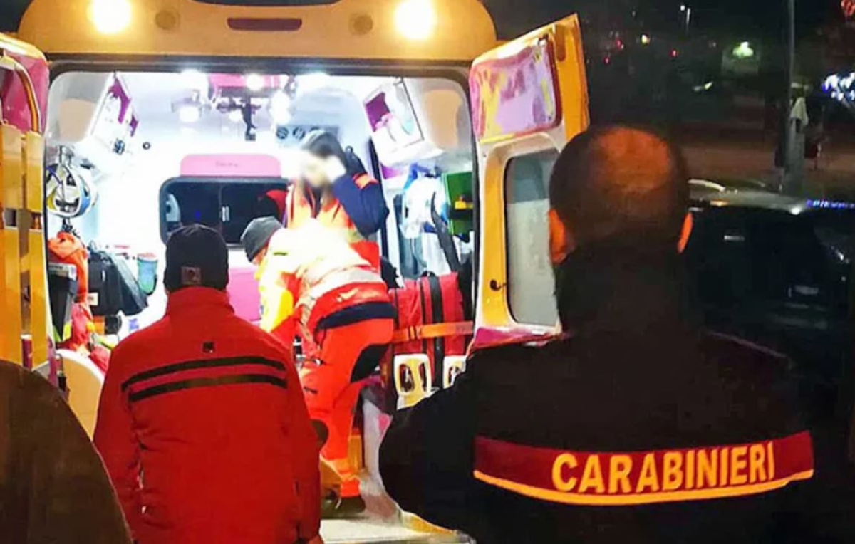Litiga con il compagno in casa e poi lo accoltella alla schiena - 