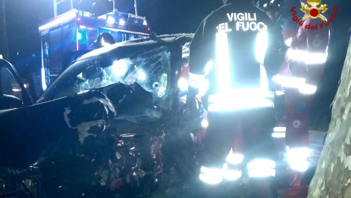 Incidente nella notte: un uomo trovato intrappolato tra le lamiere - Le immagini dell'incidente